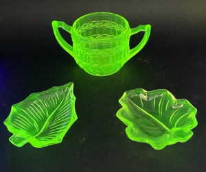 Lot 215 - 3 pces Vintage Citrine Uranium glass inc twin handled Bowl 8cm H & Lot 215 - 3 pces Vintage Citrine Uranium glass inc twin handled Bowl 8cm H &