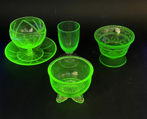 Lot 225 - 5 pces Vintage Uranium Glass - Tri footed bowl with gilt & beaded Lot 225 - 5 pces Vintage Uranium Glass - Tri footed bowl with gilt & beaded