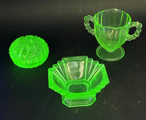 Lot 228 - 3 pces Vintage Uranium glass inc Art Deco Bowl 11cm D, Twin handled pe Lot 228 - 3 pces Vintage Uranium glass inc Art Deco Bowl 11cm D, Twin handled pe