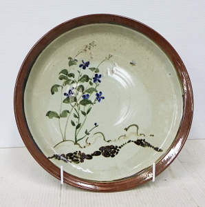 Australian Huntley Studio Pottery large stoneware charger with hand painted flor