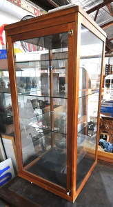 Lot 8 - Vintage Light Stained Oak Cabinet w 4 x Glass Shelves w Key - Approx 130 Lot 8 - Vintage Light Stained Oak Cabinet w 4 x Glass Shelves w Key - Approx 130