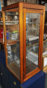 Lot 29 - Vintage Light Stained Oak Cabinet w 4 x Glass Shelves w Key - Approx 10