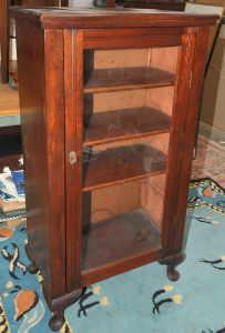 Lot 53 - Vintage Wooden Light Stained Display Cabinet w Three Shelves to Interi Lot 53 - Vintage Wooden Light Stained Display Cabinet w Three Shelves to Interi