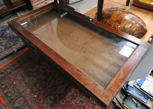 Lot 60 - Vintage Light Stained Tabletop Display Cabinet - Approx 122cm W Lot 60 - Vintage Light Stained Tabletop Display Cabinet - Approx 122cm W