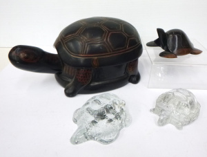 Lot 79 - 4 x Tortoise & Turtle items inc, carved ebony, 2 x glass and an Ori