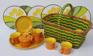 Lot 119 - Group lot - Retro items - part Mikasa 'Spectrum' pattern Coffee Set, s Lot 119 - Group lot - Retro items - part Mikasa 'Spectrum' pattern Coffee Set, s