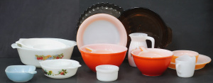 Lot 133 - Group of Vintage Mixed Pyrex Glass Homewares incl Bowls, Plates, Pie D