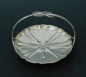 Lot 175 - Sheffield Hallmarked Sterling Silver c1928 Art Deco Footed Bon Bon bas Lot 175 - Sheffield Hallmarked Sterling Silver c1928 Art Deco Footed Bon Bon bas