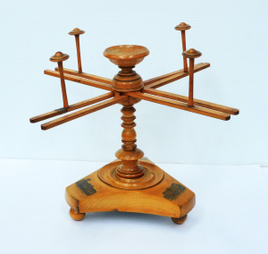 Lot 208 - Victorian Treen Yew Wool Winder Tri Based with Ball feet (1 foot repla