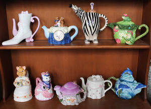 Lot 34 - Group lot Novelty Ceramic Teapots inc Frog, Teddy Bear, Zebra, Cat, Cot