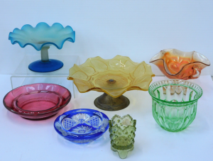 Lot 123 - Group lot vintage Coloured glass inc Marigold Carnival Glass pedestal Lot 123 - Group lot vintage Coloured glass inc Marigold Carnival Glass pedestal