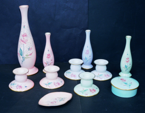 Lot 161 - Group lot vintage Carlton Ware Pastel colours with Rose design - Bud V Lot 161 - Group lot vintage Carlton Ware Pastel colours with Rose design - Bud V