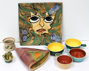 Lot 191 - Group lot of Australian Pottery inc Remued Wall vase (small hairline) Lot 191 - Group lot of Australian Pottery inc Remued Wall vase (small hairline)