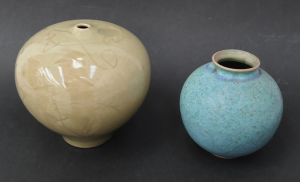 Lot 222 - 2 x pieces Contemporary Australian Pottery - David Geshke Vase w Green