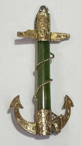 C1900 9ct engraved Anchor shaped brooch with green stone - TW approx 4 6 grms