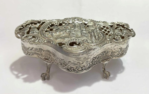 c1911 Sterling silver shaped filigree worked footed jewellery casket, featuring