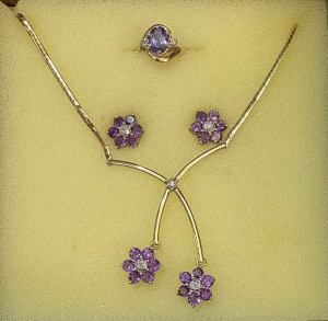 Grp 9ct gold jewellery - set floral stud earrings & drop necklace set with a