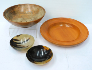 Lot 30 - 2 x Vintage timber collection plates & a pair of shaped horn bowls