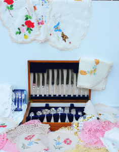 Lot 44 - Mixed Group lot incl Box vintage Napery & Wooden canteen Cutlery in