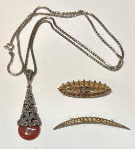 Lot 166 - Group jewellery - Silver & cornelian pendant on long sil Box chain