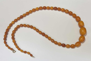 Lot 178 - Vintage Amber bead necklace - approx 66cms L