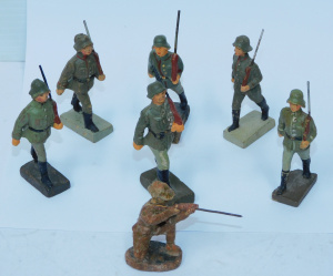 Lot 98 - Group lot - Vintage c1940s Elastolin Toy Soldiers
