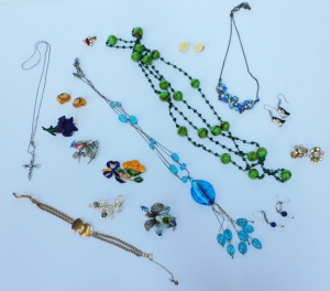 Lot 101 - Grp costume jewellery - enamel brooches, diamante, glass beads, Marcas