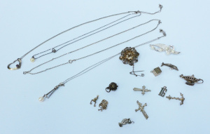Lot 167 - Group silver jewellery incl pearl brooch, pendants, silver charms, br
