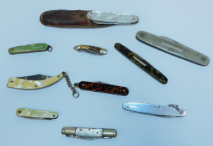 Lot 174 - approx 10 vintage pocket knives, some tiny - small tortoiseshell with