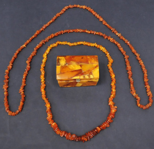 Lot 177 - Grp vintage Amber incl Small amber Casket, suede lining 9cm L & 2