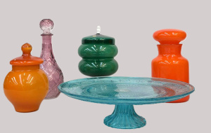 Lot 209 - 5 x pces Vintage Art glass incl 2 x retro orange lidded jars, green S