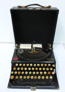 Lot 89 - Vintage Remington Portable Typewriter Lot 89 - Vintage Remington Portable Typewriter
