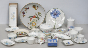 Lot 92 - Large Group lot of English ceramics - mostly Wedgwood inc Wilde Strawbe Lot 92 - Large Group lot of English ceramics - mostly Wedgwood inc Wilde Strawbe
