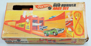 Lot 129 - Retro Hot Wheels Dual-Lane Rod Runner Race Set in Original Box Lot 129 - Retro Hot Wheels Dual-Lane Rod Runner Race Set in Original Box