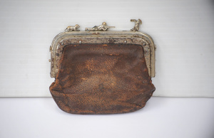 Lot 187 - Vintage af Leather Purse w Unusual Figural Hunter, Hound & Rabbit Lot 187 - Vintage af Leather Purse w Unusual Figural Hunter, Hound & Rabbit