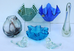 Lot 200 - Group lot of Art Glass inc English Chance Handkerchief Vases - Green G Lot 200 - Group lot of Art Glass inc English Chance Handkerchief Vases - Green G