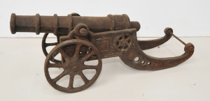 Lot 103 - Vintage heavy Cast iron scale model of a Canon - not working ) - 45cm