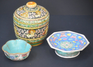 Lot 184 - Group lot vintage Eastern ceramics inc Benjarong lidded Jar 14cm H, Pe
