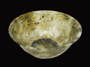 Lot 209 - Vintage Carved Chinese Spinach Jade bowl 13cm D