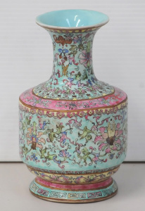 Lot 212 - Vintage Chinese Famille Rose ceramic Vase - Marks to base 19cm H