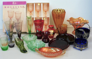 Lot 163 - Group lot of vintage coloured glass inc Art Deco Fan rimmed vase with Lot 163 - Group lot of vintage coloured glass inc Art Deco Fan rimmed vase with