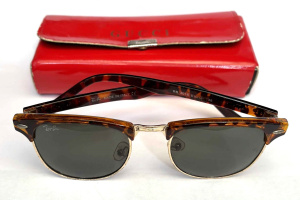 Lot 184 - Pr RayBan tortoiseshell sunglasses with red Gucci case Lot 184 - Pr RayBan tortoiseshell sunglasses with red Gucci case