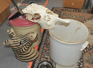 Lot 36 - Group lot vintage inc Vintage Bakelite ANA Airways ashtray, 2 large Sto Lot 36 - Group lot vintage inc Vintage Bakelite ANA Airways ashtray, 2 large Sto