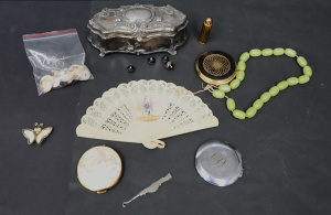 Lot 144 - Grp - splate jewellery casket, small bird shaped button hook, strand g