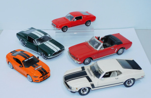 Lot 159 - Group lot of 5 die-cast scale models of Ford Mustangs from Welly, Univ Lot 159 - Group lot of 5 die-cast scale models of Ford Mustangs from Welly, Univ