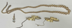 Lot 185 - 4 pcs vintage jewellery - 2 x unmarked c1890 9ct gold leaf brooches wi Lot 185 - 4 pcs vintage jewellery - 2 x unmarked c1890 9ct gold leaf brooches wi