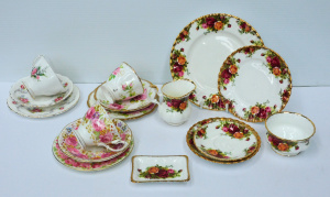 Lot 194 - Group lot Royal Albert China inc Old Country Roses Sugar & Creamer
