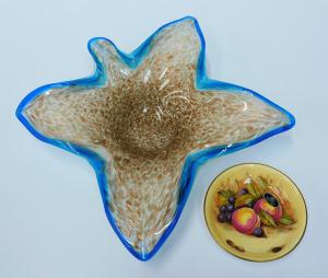Lot 214 - 2 pces inc Vintage Murano Art Glass Starfish Shaped bowl - White & Lot 214 - 2 pces inc Vintage Murano Art Glass Starfish Shaped bowl - White &