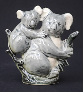 Lot 220.1 - Vintage Darbyshire Koala & Joey Figurine 9cm H Lot 220.1 - Vintage Darbyshire Koala & Joey Figurine 9cm H