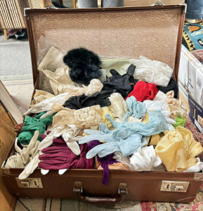 Suitcase with approx 150 pairs vintage ladies gloves incl Lace, beaded, short, l Suitcase with approx 150 pairs vintage ladies gloves incl Lace, beaded, short, l